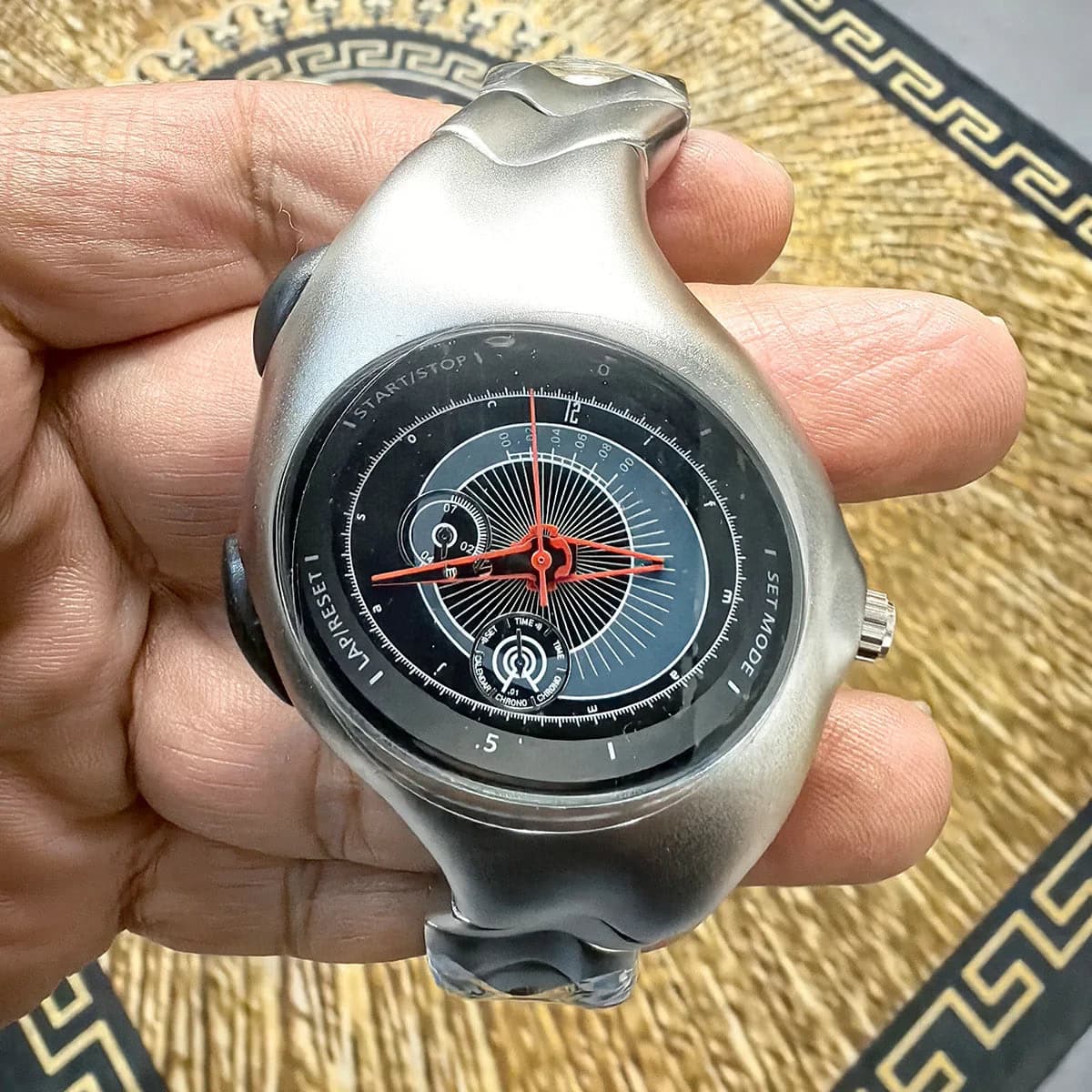 Vintage Y2K Retro Alloy Quartz Watch — image 3