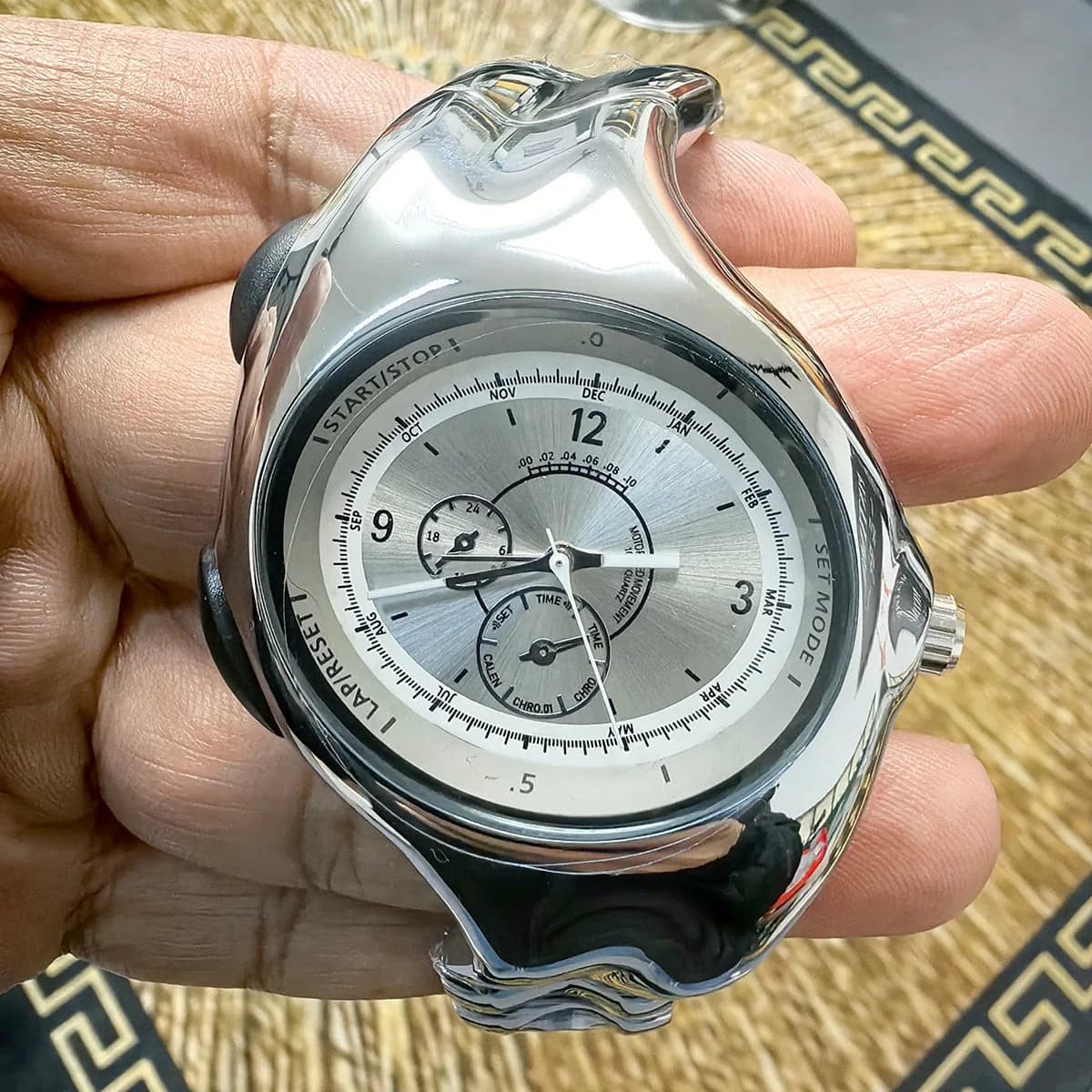 Vintage Y2K Retro Alloy Quartz Watch — image 2